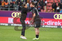 3. Liga; FC Ingolstadt 04 - Dynamo Dresden; Spieler bedanken sich bei den Fans Sebastian Grönning (11, FCI) Cheftrainerin Sabrina Wittmann (FCI)