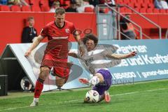 3. Liga; FC Ingolstadt 04 - Erzgebirge Aue; Zweikampf Kampf um den Ball Simon Lorenz (32, FCI) Fabisch Jonah (20 Aue)