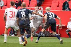 3. Liga; FC Ingolstadt 04 - SpVgg Unterhaching; Zweikampf Kampf um den Ball Jannik Mause (7, FCI) Julian Kügel (31, FCI) Stiefler Manuel (8 SpVgg) Schifferl Raphael (37 SpVgg)