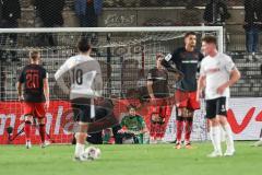 3. Liga; SC Verl - FC Ingolstadt 04; Torwart Markus Ponath (1, FCI) verletzt und wird ausgewechselt, Torwart Kai Eisele (25, FCI) kommt