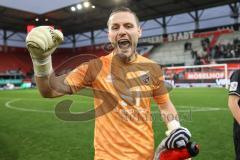 3. Liga; FC Ingolstadt 04 - Erzgebirge Aue; Sieg Jubel Freude Spieler bedanken sich bei den Fans Torwart Marius Funk (1, FCI)