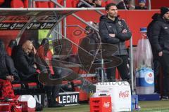 3. Liga; FC Ingolstadt 04 - Dynamo Dresden; Cheftrainer Guerino Capretti (FCI) und Torwart-Trainer Robert Wulnikowski (FCI) an der Seitenlinie, Spielerbank