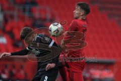 3. Liga - Saison 2025/26 - FC Ingolstadt 04 - Rot-Weiss Essen - Max Besuschkow (Nr.17 - FC Ingolstadt 04) - Jaka Potocnik (Nr.9 - Rot-Weiss Essen) - Foto: Meyer Jürgen