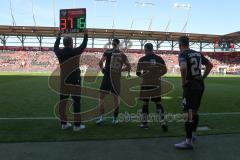 3. Liga - Saison 2024/25 - FC Ingolstadt 04 - SV Wehen Wiesbaden - Pascal Testroet (Nr.37 - FCI) wird ausgewechselt - Ryan Malone (Nr.16 - FCI) - Gustav Christensen (Nr.24 - FCI) -  - XXXXX - Foto: Meyer Jürgen