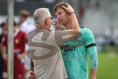 3. Liga - Saison 2026/27 - SC Sonnenhof Großaspach - FC Ingolstadt 04 - Geschäftsführer Sport/Kommunikation Harald Gärtner (FCI) gratuliert zu seiner guten Leistung Torwart David Klein (Nr.47 - FCI) - XXXXX - Foto: Meyer Jürgen