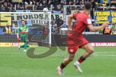 3. Liga; 1. FC Saarbrücken - FC Ingolstadt 04; Torwart Kai Eisele (25, FCI) Schuß zu Marcel Costly (22, FCI)