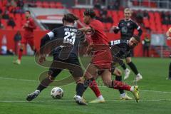 3. Liga - Saison 2025/26 - FC Ingolstadt 04 - Rot-Weiss Essen - Yann Sturm (Nr.7 - FC Ingolstadt 04) wird gefoult und es gibt Elfmeter - Jose Enrique Alonso (Nr.23 - Rot-Weiss Essen) - Ramien Safi (Nr.7 - Rot-Weiss Essen) - Foto: Meyer Jürgen