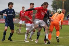 Kreisliga - Saison 2025/26- SV Hundszell - TV Münchsmünster - Lukas Konradi rot Hundszell -  - Leo Kreitmayer blau Münchsmünster - Florian Wagner Torwart Münchsmünster - Foto: Meyer Jürgen