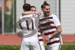 Kreisliga - Saison 2025/26- SV Karlskron - SV Kasing - Der 0:3 Führungstreffer - Emre Erbas weiss Kasing - Patrick Rzepka weiss Kasing #11 - Fabian Reichenberger rechts weiss Kasing - jubel - Foto: Meyer Jürgen