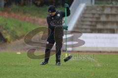 *** 2. Bundesliga Frauen - Saison 2025/26 - FC Ingolstadt 04 Frauen - VFL Bochum - Betreuer - Rasen - Regen - Besen - Spielbar machen - XXXXX - Foto: Meyer Jürgen