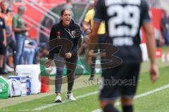 DFB-Pokal; FC Ingolstadt 04 - 1. FC Kaiserslautern; Cheftrainerin Sabrina Wittmann (FCI) an der Seitenlinie, Spielerbank schreit pfeift