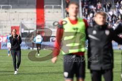 3. Liga; FC Ingolstadt 04 - FC Hansa Rostock; Sieg Jubel Freude 2:1, Spieler bedanken sich bei den Fans mit Cheftrainerin Sabrina Wittmann (FCI) im Hintergrund