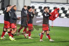 3. Liga; SC Verl - FC Ingolstadt 04; Spieler bedanken sich bei den Fans Max Besuschkow (17, FCI) Davide Sekulovic (33, FCI) Marcel Costly (22, FCI) Mads Borchers (9, FCI) Jasper Maljojoki (23, FCI)