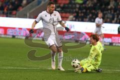 3. Liga - Saison 2024/25 - FC Ingolstadt 04 - SpVgg Unterhaching - Pascal Testroet (Nr.37 - FCI) - Torwart Konstantin Heide (Nr.1 - Unterhaching) - Foto: Meyer Jürgen