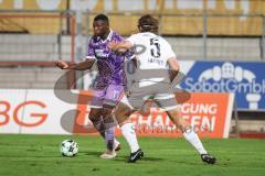 Toto-Pokal; SV Wacker Burghausen - FC Ingolstadt 04; Zweikampf Kampf um den Ball Obed Ugondu (17, FCI) Fantozzi, Rodriguez (5 SVWB)