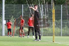 Bayernliga - Saison 2023/2024 - FC Ingolstadt 04 II - U21 - Trainingsauftakt - Cheftrainer Thomas Karg (FCI II) gibt Anweisungen - Foto: Meyer Jürgen