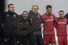 3. Liga; FC Ingolstadt 04 - MSV Duisburg; Spiel ist aus, Besprechung Mittelkreis Mannschaft Cheftrainerin Sabrina Wittmann (FCI) Co-Trainer Fabian Reichler (FCI) Geschäftsführer Dietmar Beiersdorfer (FCI) Lukas Fröde (34, FCI) Mattis Hoppe (2, FCI)