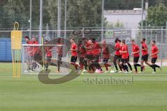 3.Liga - Saison 2023/2024 - Trainingsauftakt - FC Ingolstadt 04 - Die Spieler laufen sich warm -  - Foto: Meyer Jürgen