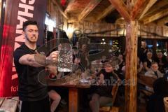 3. Liga; FC Ingolstadt 04 - Fantreffen im Sport-Treff Senners Alm, volles Haus; Maskrugstemmen, Linus Rosenlöcher (19, FCI) gibt die Ausgangszeit vor