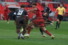 3. Liga - Saison 2025/26 - FC Ingolstadt 04 - Rot-Weiss Essen - Yann Sturm (Nr.7 - FC Ingolstadt 04) wird gefoult und es gibt Elfmeter - Jose Enrique Alonso (Nr.23 - Rot-Weiss Essen) - Ramien Safi (Nr.7 - Rot-Weiss Essen) - Foto: Meyer Jürgen