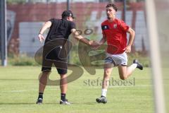 Bayernliga Nord - Saison 2024/25 - FC Ingolstadt 04 II - ASV Neumarkt - Cheftrainer Patrick Schönfeld (FCI U21) beim Abklatschen mit Davide Sekulovic (Nr.7 - FCI U21)- XXXXX - Foto: Meyer Jürgen