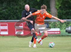 Relegation zur Kreisklasse - Saison 2025/26 - TSV Gaimersheim II - SC Irgertsheim  - Moritz Heckl schwarz Gaimersheim  - Yannic Dennerlein orange Irgertsheim - Foto: Meyer Jürgen