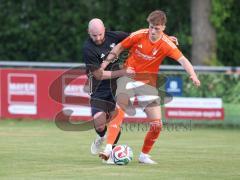 Relegation zur Kreisklasse - Saison 2025/26 - TSV Gaimersheim II - SC Irgertsheim  - Moritz Heckl schwarz Gaimersheim  - Yannic Dennerlein orange Irgertsheim - Foto: Meyer Jürgen