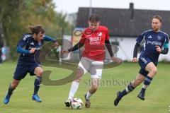 Kreisliga - Saison 2025/26- SV Hundszell - TV Münchsmünster - Maximilian Anthofer blau Münchsmünster rechts - Lukas Konradi rot Hundszell - Johannes Artmeier blau Münchsmünster links - Foto: Meyer Jürgen