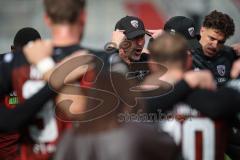 3. Liga - Saison 2026/27 - FC Ingolstadt 04 - SV Wehen Wiesbaden - Cheftrainer Achim Beierlorzer (FCI) hält eine Ansprache nach dem Spiel im Spielerkreis - XXXXX - Foto: Meyer Jürgen