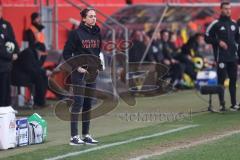 3. Liga; FC Ingolstadt 04 - Alemannia Aachen; an der Seitenlinie, Spielerbank Cheftrainerin Sabrina Wittmann (FCI) beobachtet regungslos