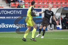 3. Liga; FSV Zwickau - FC Ingolstadt 04; Tobias Bech (11, FCI) kommt zu spät, Torwart Brinkies Johannes (1 FSV) hält