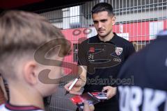 Saisoneröffnung; 3. Liga; FC Ingolstadt 04 am Audi Sportpark; Autogrammstunde nach der Vorstellung, Torwart Simon Simoni (41, FCI)