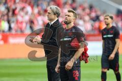 3. Liga; Rot-Weiss Essen - FC Ingolstadt 04; Spieler bedanken sich bei den Fans Niederlage, hängende Köpfe Geschäftsführer Dietmar Beiersdorfer (FCI) Yannick Deichmann (20, FCI)