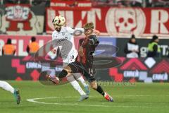 3. Liga; FC Ingolstadt 04 - Energie Cottbus; Zweikampf Kampf um den Ball Max Plath (14 FCI) Cigerci Tolcay (10 ECO)