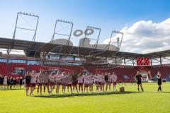 2. Frauen-Bundesliga; FC Ingolstadt 04 - SC Sand; Spiel ist aus, Spielerinnen bedanken sich bei den Fans, Torwartin Maier Franziska (1 FCI) spricht zu den Fans