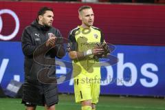 3. Liga; FC Ingolstadt 04 - Erzgebirge Aue; Spieler bedanken sich bei den FansPascal Testroet (37, FCI) Torwart Marius Funk (1, FCI)
