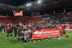 3. Liga; FC Ingolstadt 04 - Energie Cottbus; nach dem Spiel , Unentschieden 1:1, Spieler bedanken sich bei den Fans