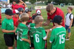 * Testspiel - 3. Liga - Saison 2025/26 - FC Ingolstadt 04 - VFB Eichstätt - - Yannick  Deichmann (Nr.20 - FC Ingolstadt 04) beim Autogramme schreiben - Foto: Meyer Jürgen