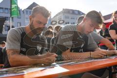 3. Liga; FC Ingolstadt 04 - Mannschaftsvorstellung auf dem Ingolstädter Bürgerfest; Rathauplatz; Autogrammstunde; Yannick Deichmann (20, FCI) Benjamin Kanuric (8, FCI)