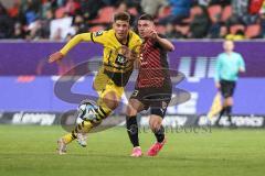 3. Liga; FC Ingolstadt 04 - Borussia Dortmund II; Zweikampf Kampf um den Ball Felix Keidel (43, FCI) Roggow Franz (8 BVB2)