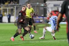 3. Liga; TSV 1860 München - FC Ingolstadt 04; Zweikampf Kampf um den Ball Torchance Max Dittgen (10, FCI) Starke Manfred (8 TSV) stört