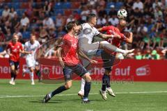 3. Liga; SpVgg Unterhaching - FC Ingolstadt 04; Zweikampf Kampf um den Ball Pascal Testroet (37, FCI) Stiefler Manuel (8 SpVgg) Skarlatidis Simon (30 SpVgg)