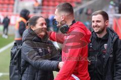 3. Liga - Saison 2025/26 - FC Ingolstadt 04 - Energie Cottbus - Cheftrainerin Sabrina Wittmann (FCI) begrüßt- Mladen Cvjetinovic - Foto: Meyer Jürgen