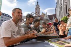 3. Liga; FC Ingolstadt 04 - Mannschaftsvorstellung auf dem Ingolstädter Bürgerfest; Rathauplatz; Autogrammstunde; Cheftrainer Michael Köllner (FCI) Arian Llugiqi (25, FCI) David Udogu (47, FCI)