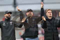 3. Liga; FC Ingolstadt 04 - Rot-Weiss Essen; Sieg Jubel Freude Cheftrainer Achim Beierlorzer (FCI) Spieler bedanken sich bei den Fans Co- Trainer Nico Antonitsch (FCI) Simon Lorenz (32, FCI)