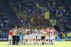 3. Fußball-Liga - Saison 2022/2023 - Borussia Dortmund II - FC Ingolstadt 04 - Die Mannschaft bildet einen Kreis nach dem Spiel - Foto: Meyer Jürgen