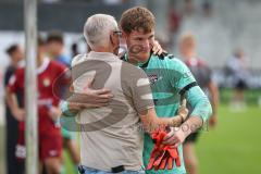 3. Liga - Saison 2026/27 - SC Sonnenhof Großaspach - FC Ingolstadt 04 - Geschäftsführer Sport/Kommunikation Harald Gärtner (FCI) gratuliert zu seiner guten Leistung Torwart David Klein (Nr.47 - FCI) - XXXXX - Foto: Meyer Jürgen