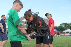 * Testspiel - 3. Liga - Saison 2025/26 - FC Ingolstadt 04 - VFB Eichstätt - - Cheftrainerin Sabrina Wittmann (FC Ingolstadt 04) beim Autogramme schreiben - Selfie machen - Foto: Meyer Jürgen