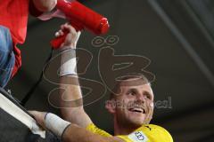 Toto-Pokal - Saison 2023/2024 - FC Ingolstadt 04 - Jahn Regensburg - Elmeterschießen gewonnen - jubel - Torwart Marius  Funk (Nr.1 - FCI) hält den Elfmeter - auf dem weg zu den Fans - Megaphon - Foto: Meyer Jürgen