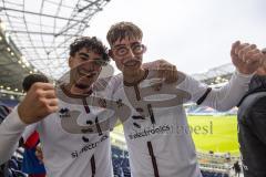 3. Liga; Hannover 96 II - FC Ingolstadt 04; Sieg Jubel Freude 0:4, Spieler bedanken sich bei den Fans und gehen hoch zu ihnen,Tanz Gesang Fahnen Debütanten Berkay Öztürk (39 FCI) Elias Decker (3, FCI)